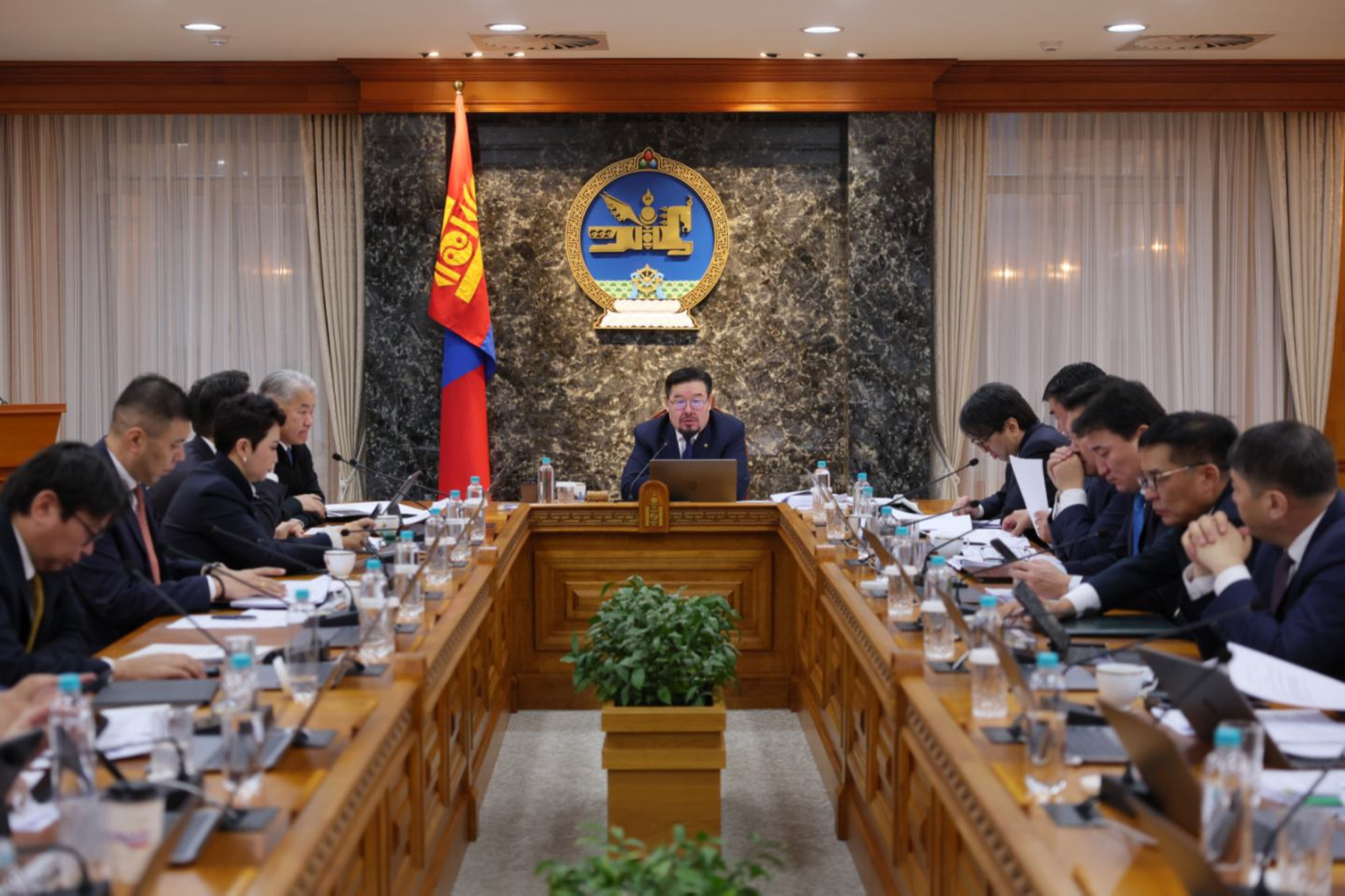 Хяналтын болон бүтээмжийн менежерүүд, сайд нарын зөвлөхүүдийг цомхотгож, дэд сайд нарыг томиллоо